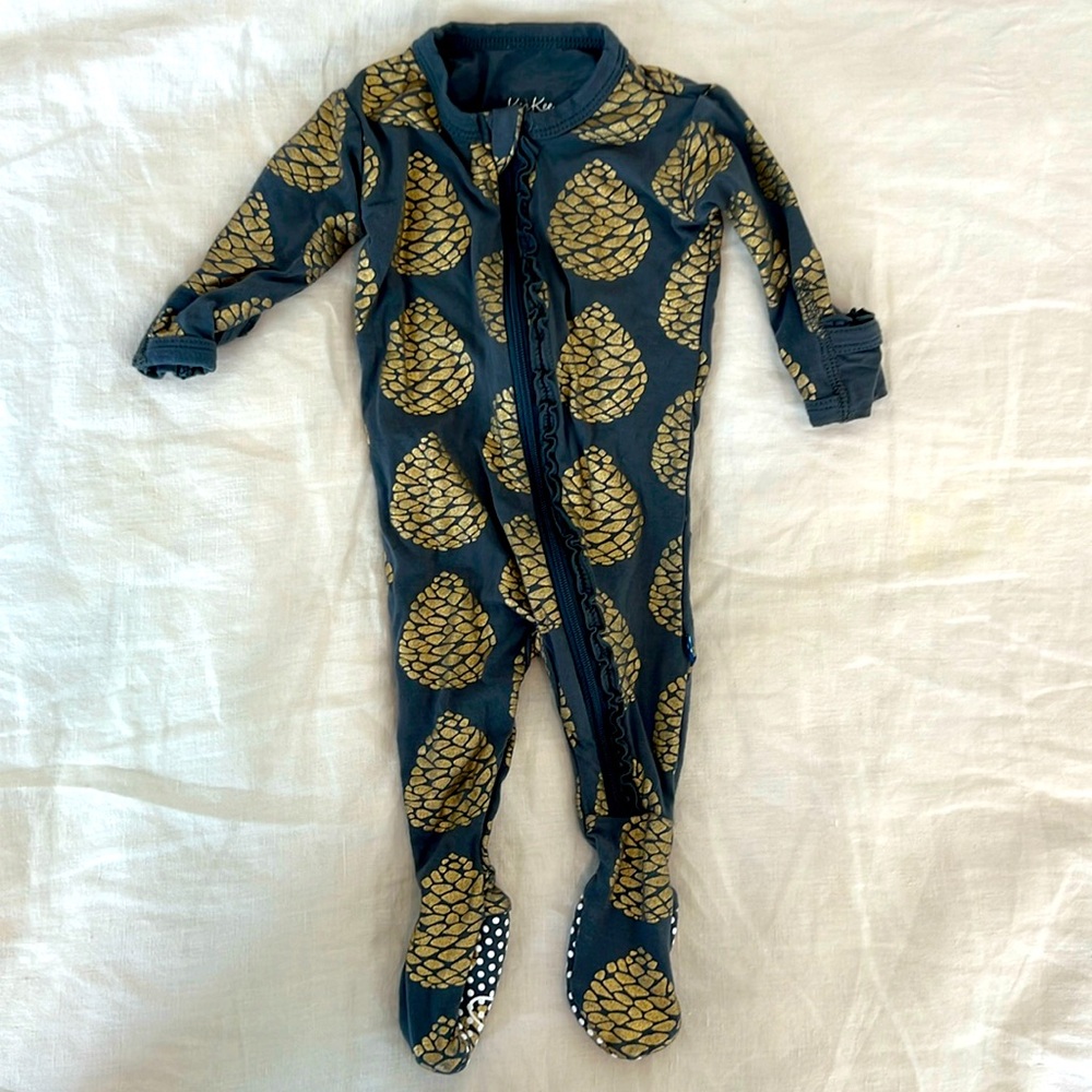 NWOT 0-3mon Pinecone Kickee Pants Zipper Sleeper Christmas print